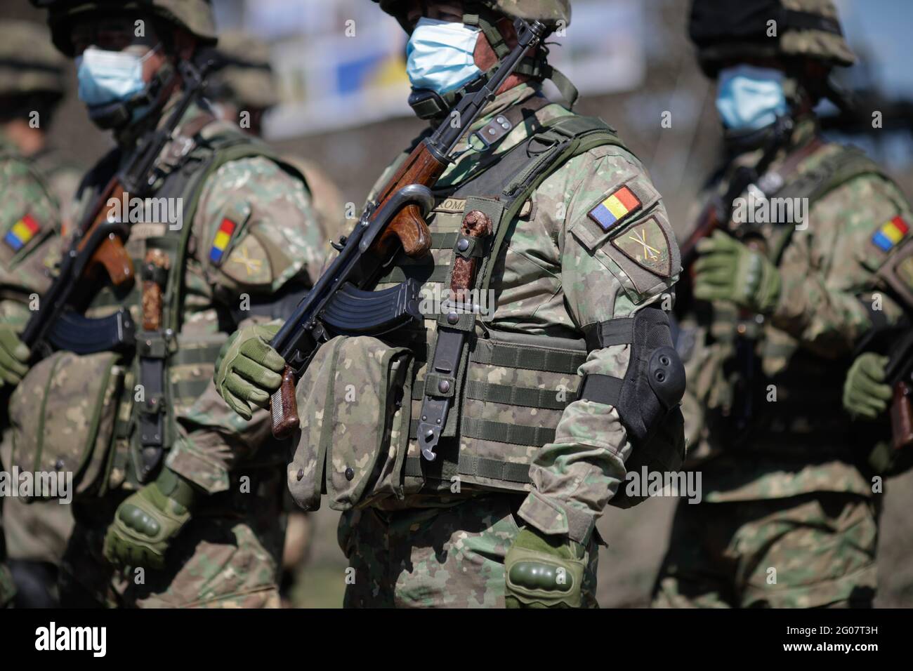 Smardan, Roumanie - 11 mai 2021 : des soldats roumains participent à un exercice militaire conjoint dans le champ de tir de Smardan, dans le sud-est de la Roumanie. Banque D'Images