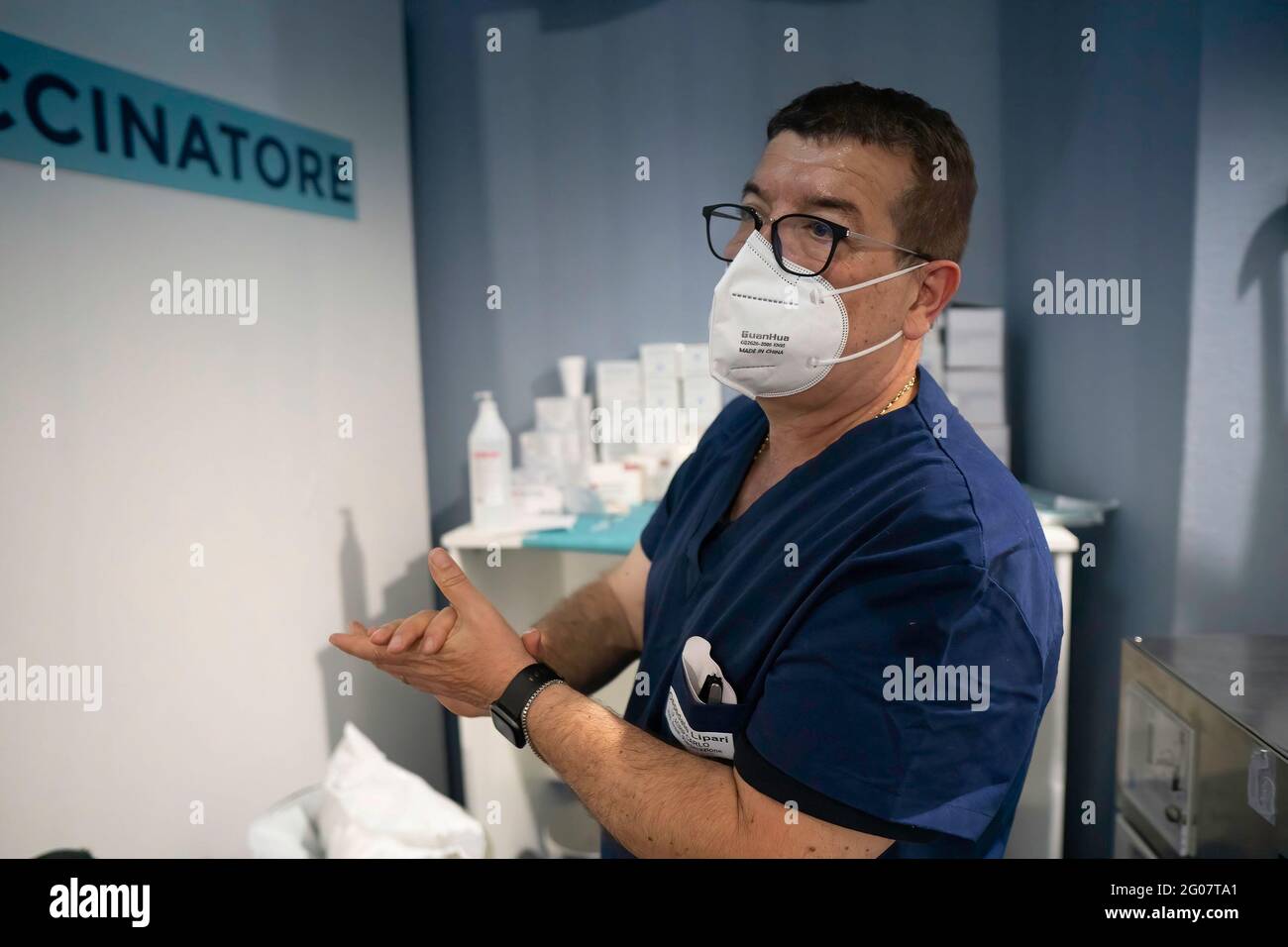 Lipari, Sicile, Italie. 14 mai 2021. Un agent de santé se désinfecte après avoir fait une pause dans l'opération de vaccination au Centre des congrès.selon le programme « îles sans Covid » pour l'été, la population de Lipari, la plus grande des îles éoliennes de Sicile, a reçu le vaccin anti COVID-19 au Centre des congrès (Palazzo dei Congressi). Le programme a été exécuté par une équipe de la région sicilienne, sous la direction du Commissaire spécial pour l'urgence Covid-19 de la zone métropolitaine de Messine (Ufficio Commissario ad Acta per l'Emergenza Covid-19 per l'Area Metropo Banque D'Images