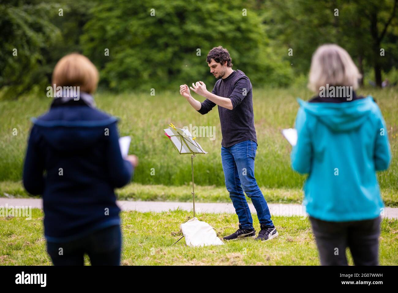 Hanovre, Allemagne. 1er juin 2021. Les membres du choeur 'Nordstädter Kantorei' répètent dans la soirée sous la direction du maître de choeur Daniel Morgner (M) dans le Georgengarten. Credit: Moritz Frankenberg/dpa/Alay Live News Banque D'Images