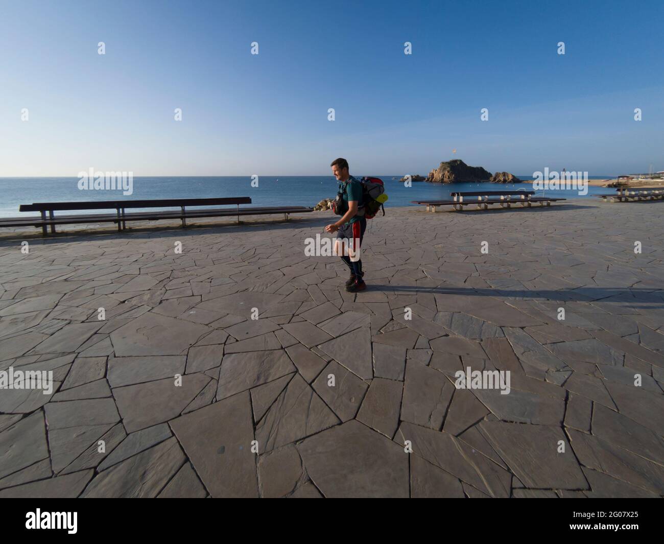 Vacances de randonnée le long du sentier côtier espagnol de 220 km de la Costa Brava, connu sous le nom de GR92, à partir de la ville de Blanes où l'itinéraire commence officiellement Banque D'Images