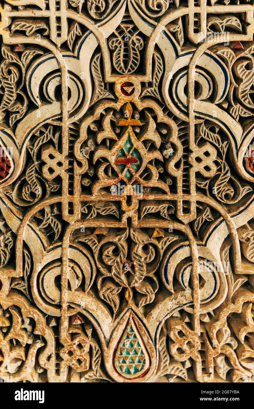 Décoration d'ornement de métal motifs colorés sur le vieux mur dans temple au Maroc Banque D'Images