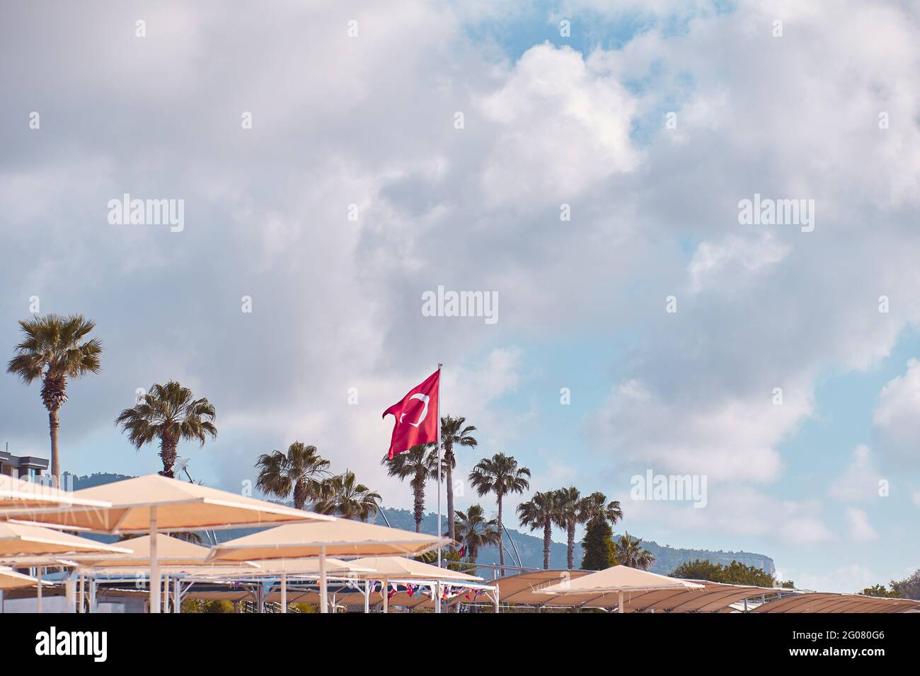 Vue sur la plage turque sur le drapeau de la turquie, parasols, temps ensoleillé. Voyage Turquie concept de fond. Copier l'espace. Banque D'Images