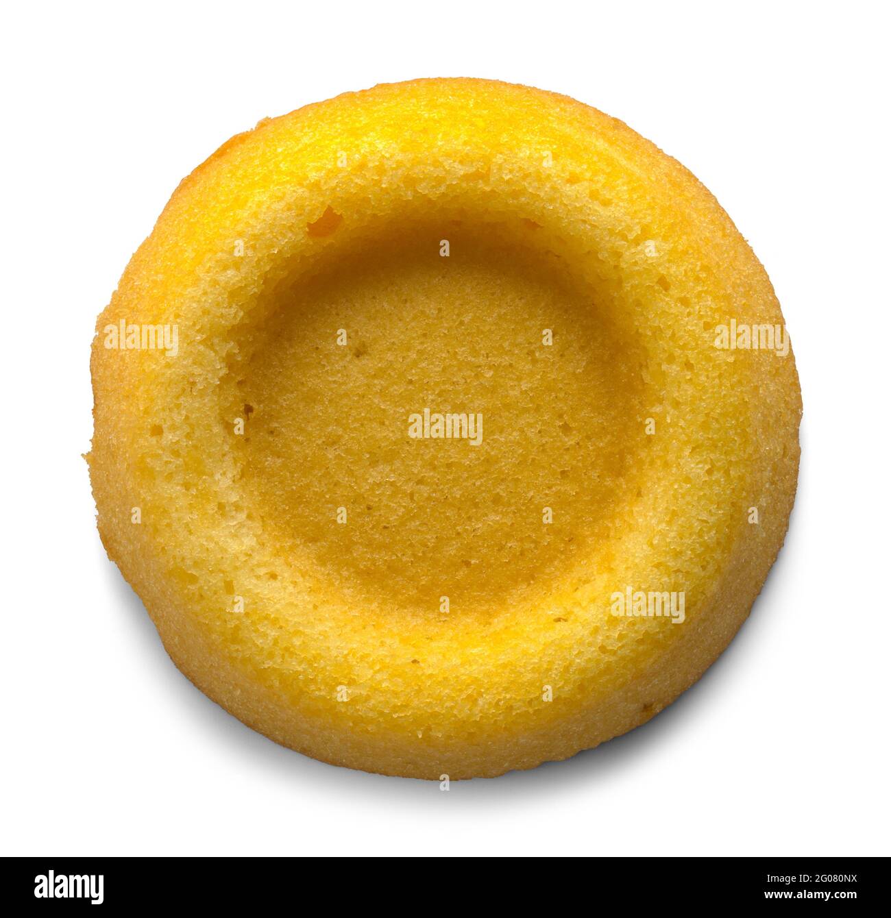 Gâteau à l'éponge rond découpé sur blanc. Banque D'Images