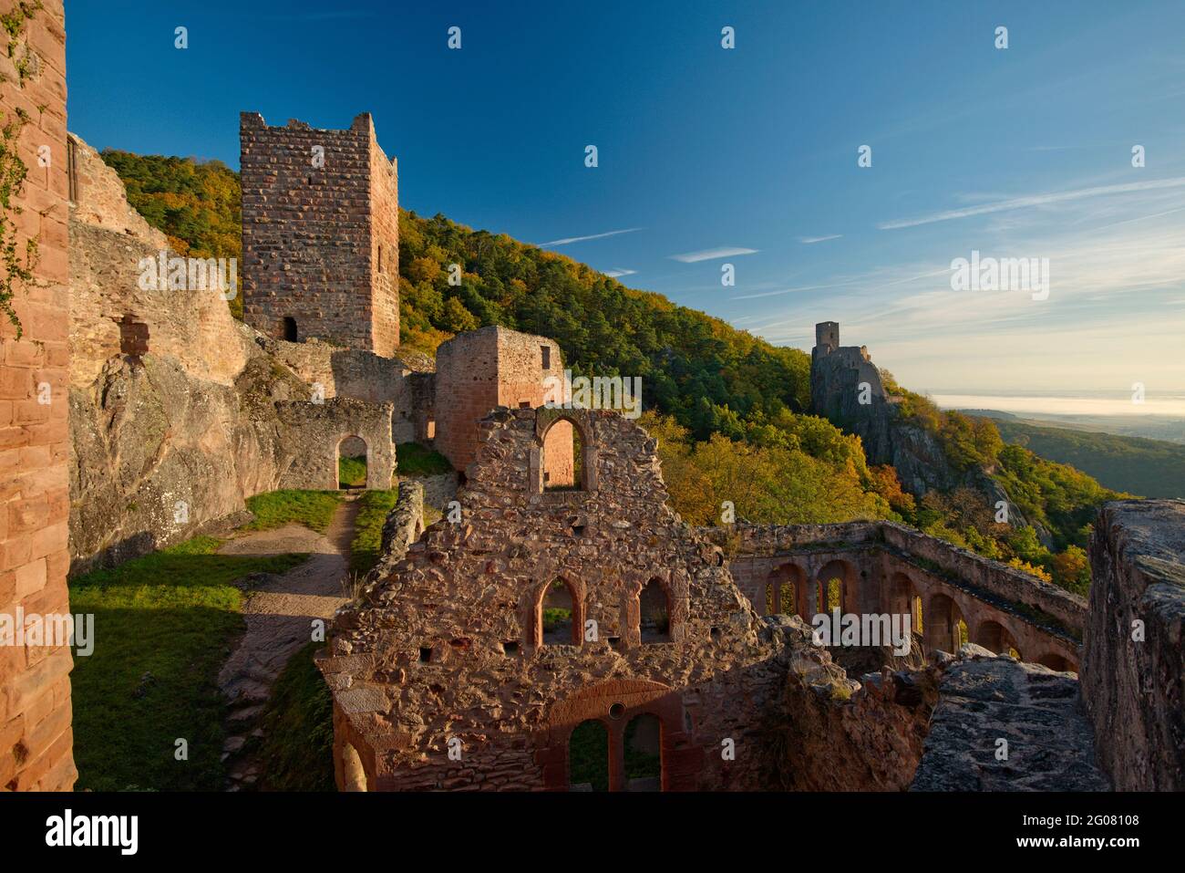 FRANCE, HAUT-RHIN (68), RIBEAUVILLE, ST. CHÂTEAU D'ULRICH AVEC LA CHAPELLE EN PREMIER PLAN ET EN ARRIÈRE-PLAN LE CHÂTEAU DE GIRSBERG Banque D'Images