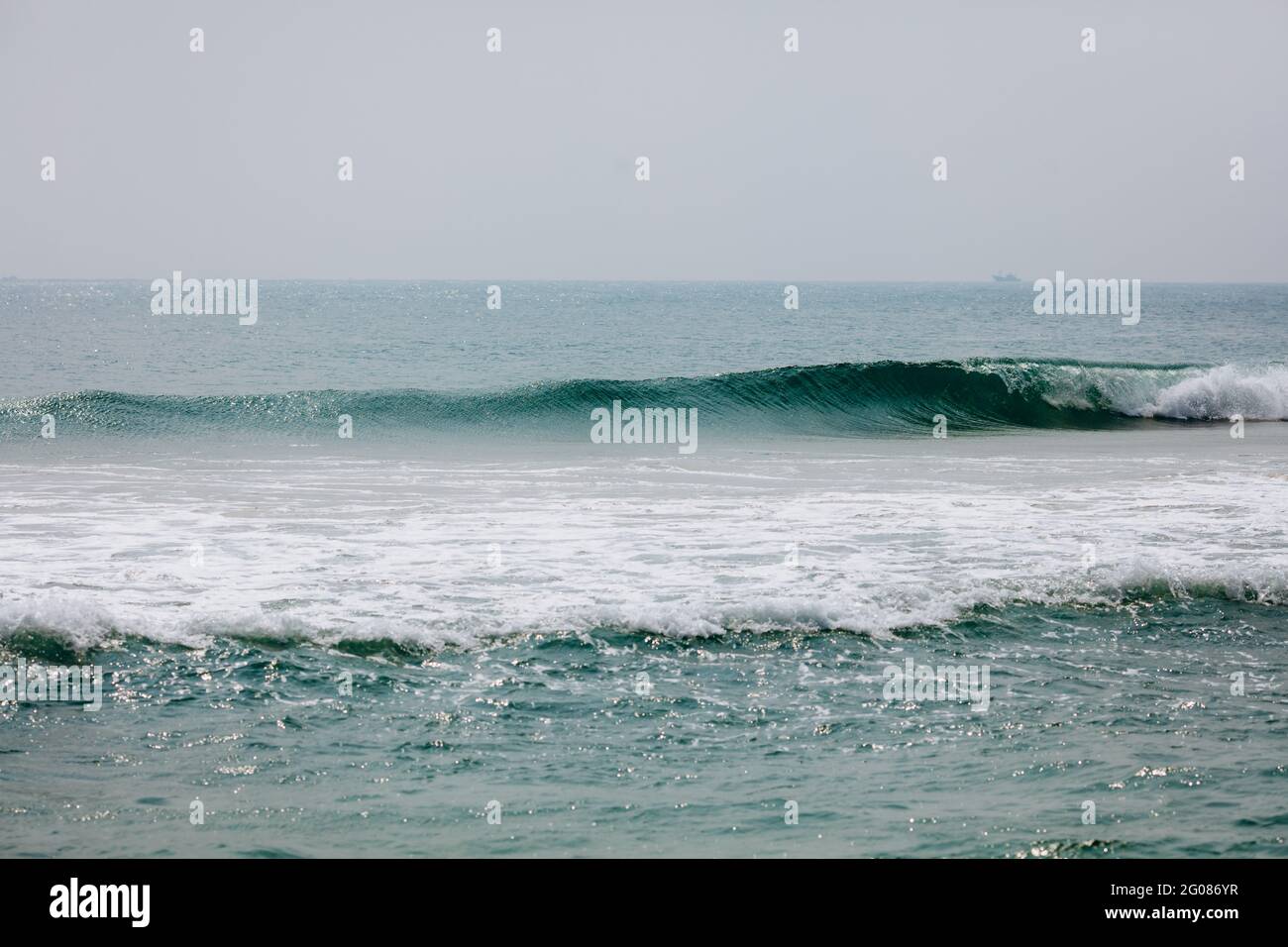 Vue magnifique sur les vagues et le ciel bleu Banque D'Images