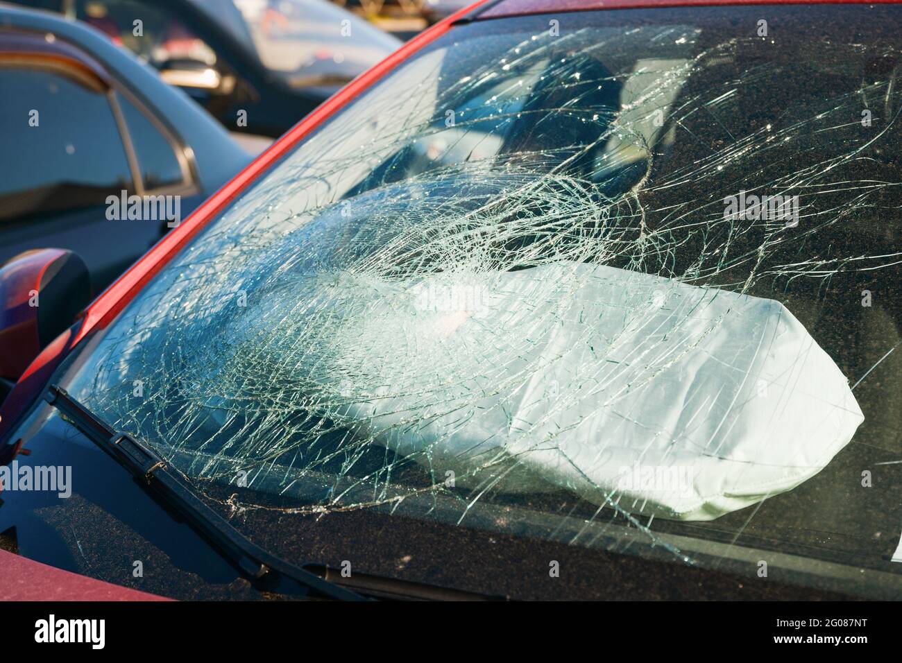 bris du pare-brise d'une voiture à la suite d'une prise de vue d'un airbag à une faible profondeur de champ Banque D'Images