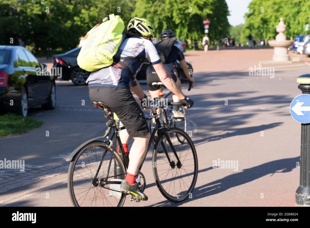 Les gens apprécient le soleil en mai, le vélo pour travailler et pour les loisirs, les sports de plein-temps, le London Greenwich Park Banque D'Images