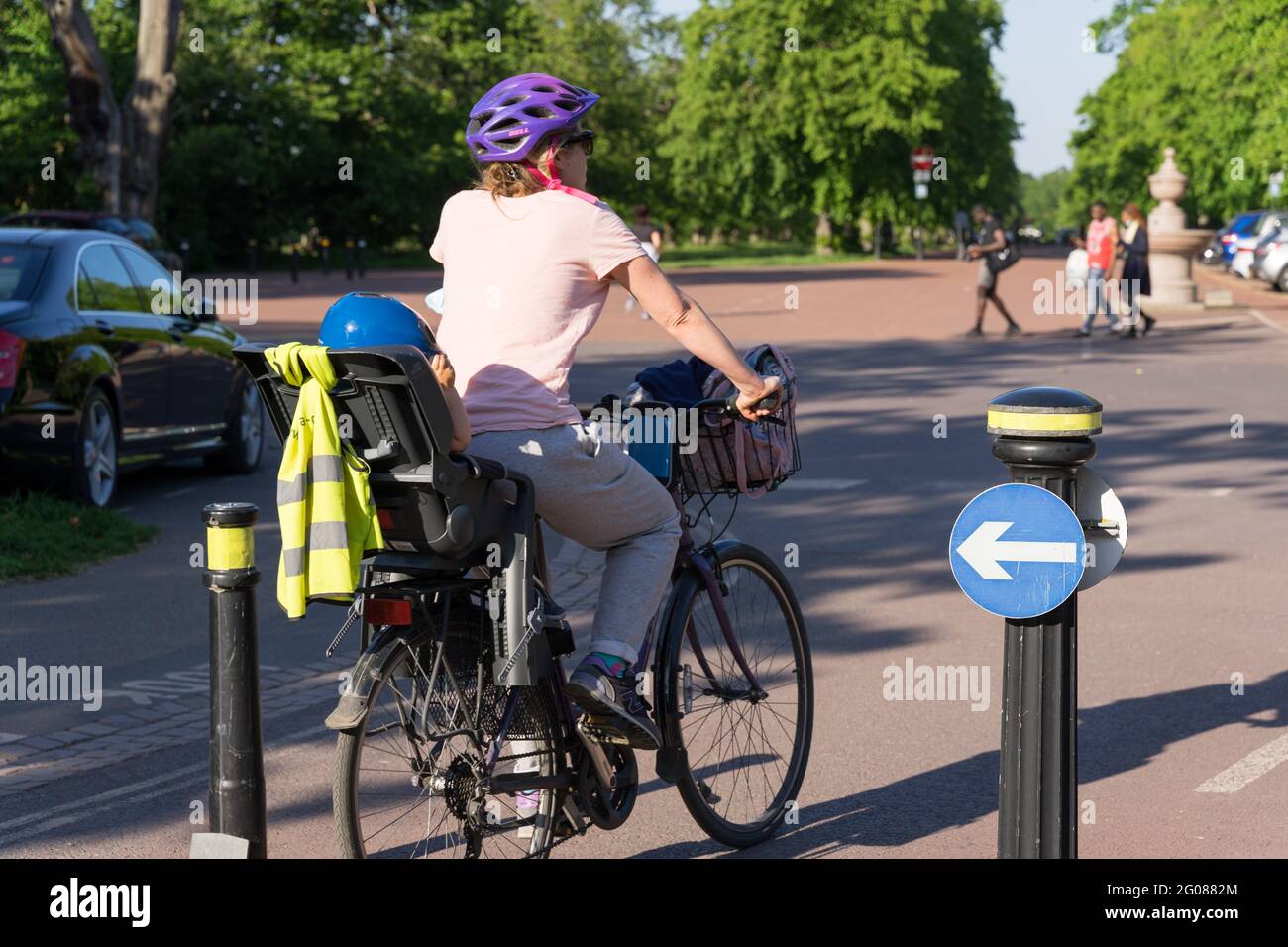Les gens apprécient le soleil en mai, le vélo pour travailler et pour les loisirs, les sports de plein-temps, le London Greenwich Park Banque D'Images