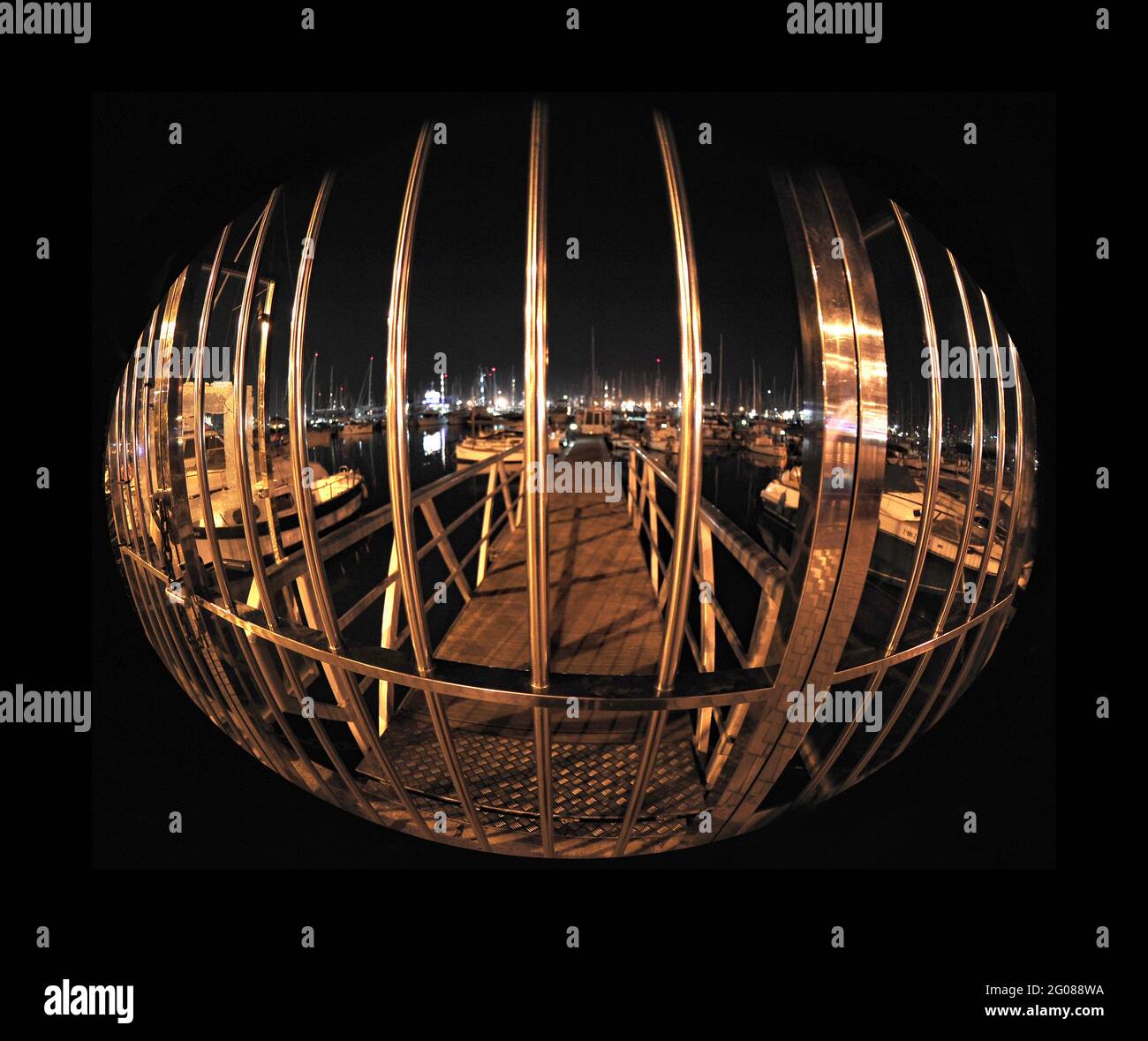 Cancellata fotografata con un fisheye e tagliata a forma ovale Banque D'Images