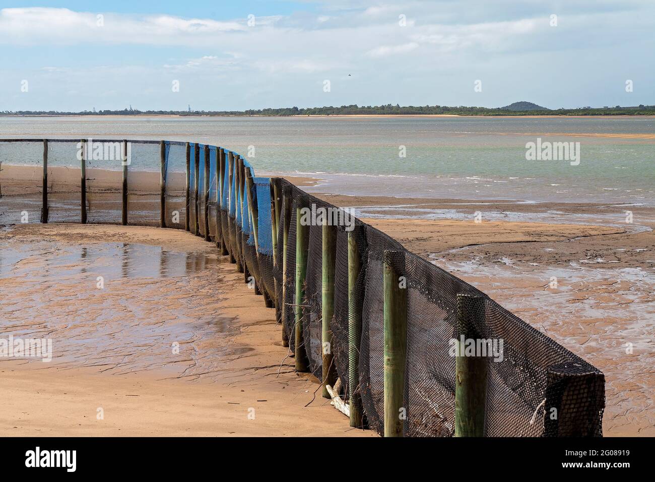 Une enceinte de baignade sécurisée en réseau sur une plage avec la marée Banque D'Images