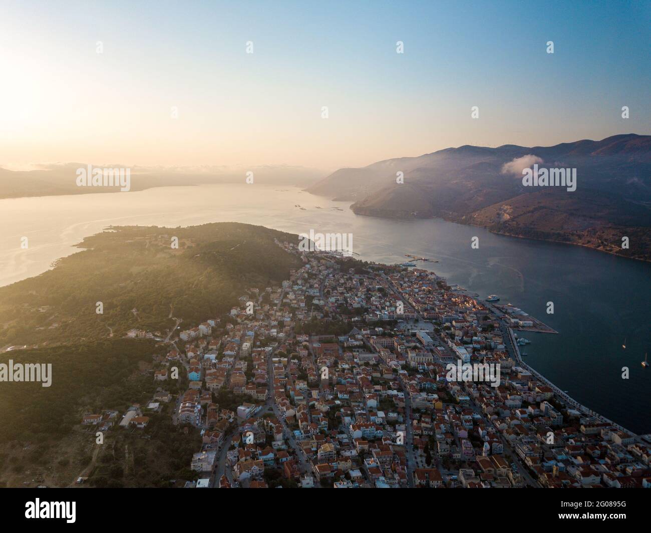Vue panoramique sur la magnifique ville côtière Argostoli, la capitale de l'île de Kefalonia au coucher du soleil Banque D'Images