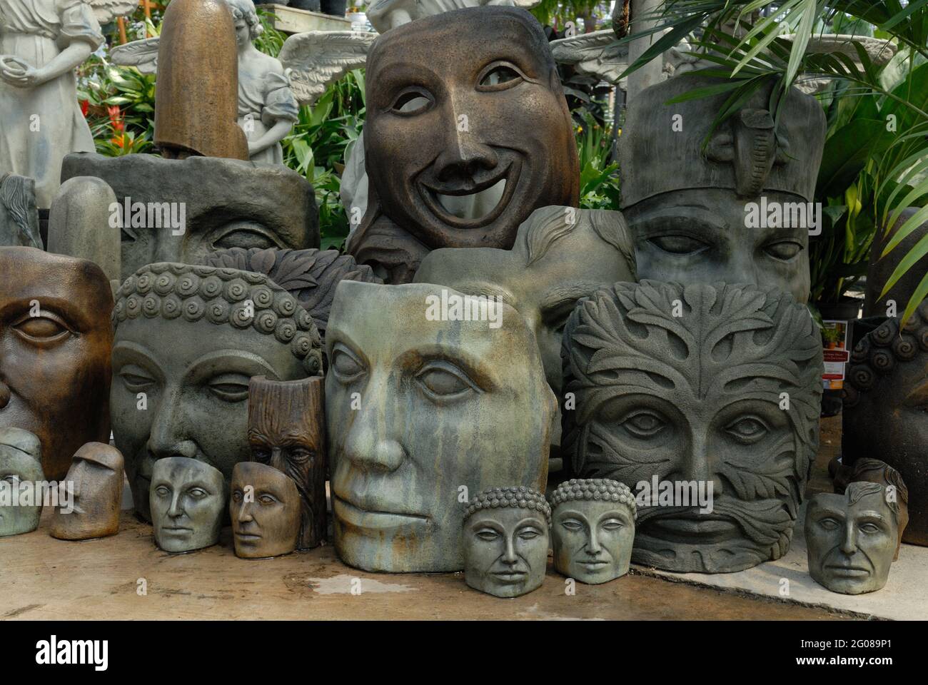 Un regard à l'intérieur d'un centre de jardin au printemps, prêt pour la saison de plantation et le jardinage. Plein de paniers suspendus, de annuals, de vivaces, de statuaires, etc Banque D'Images