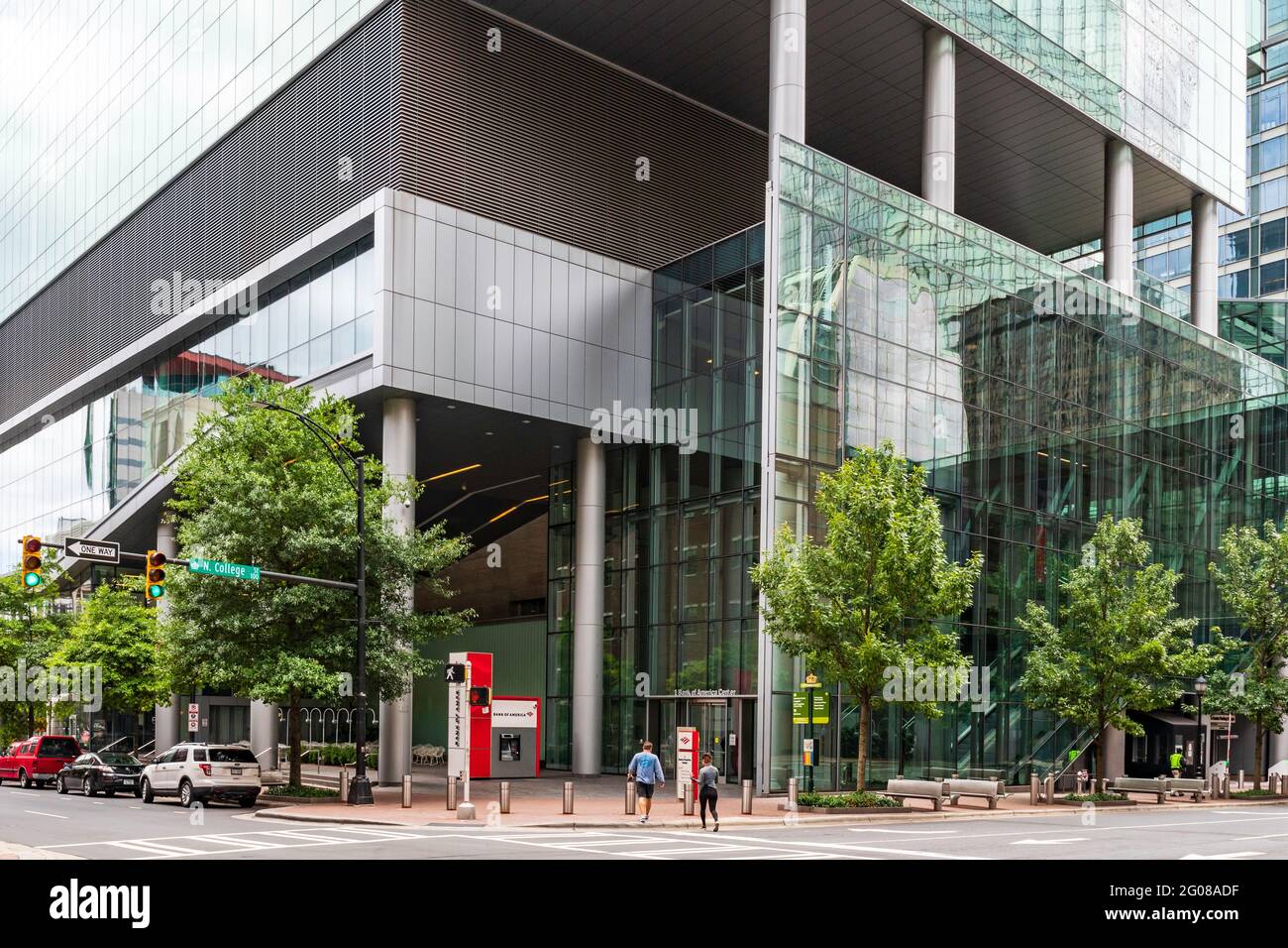 CHARLOTTE, NC, USA-30 MAI 2021 : gros plan de l'entrée au Bank of America Center, avec deux personnes marchant vers l'entrée. Banque D'Images