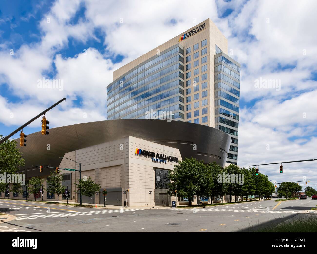 CHARLOTTE, NC, USA-30 MAI 2021: NASCAR Plaza, Office Tower, et Nascar Hall of Fame, avec ciel bleu et cumulus nuages. Banque D'Images