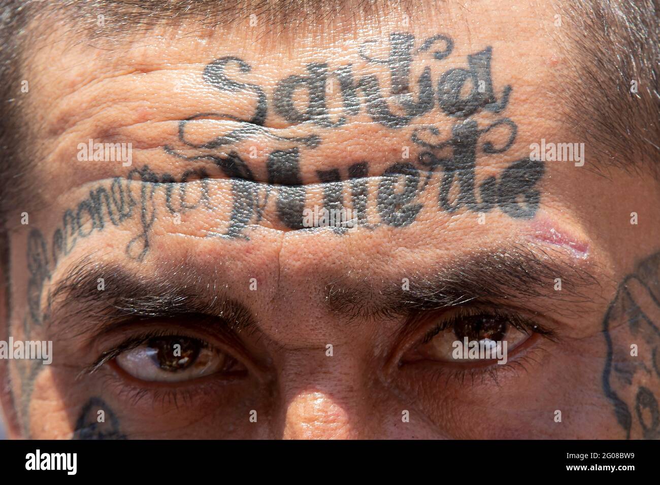 Le 1er juin 2021, Mexico, Mexico, Mexique: Un fidèle avec un tatouage de Santa Muerte, en arrivant à l'autel de Santa Muerte dans la ville de Tepito, dans le cadre des célébrations qui ont eu lieu le premier jour de chaque mois, des centaines de fidèles assistent pour le vénérer, remerciez pour les faveurs et les promesses tenues que cette déité leur a accordées. La Santa Muerte ou Santisima Muerte est une figure mexicaine populaire qui personnifie la mort et est un objet de culte, les dévotés d'elle sont généralement perçus comme des personnes associées à la criminalité, l'activité des gangs, la prostitution, le trafic de drogue. Sur J Banque D'Images