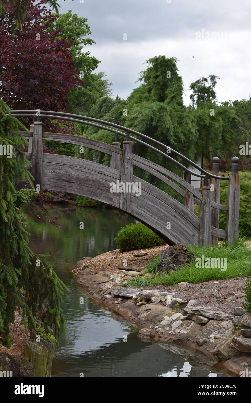 Passerelle ornementale au jardin japonais de promenade Banque D'Images