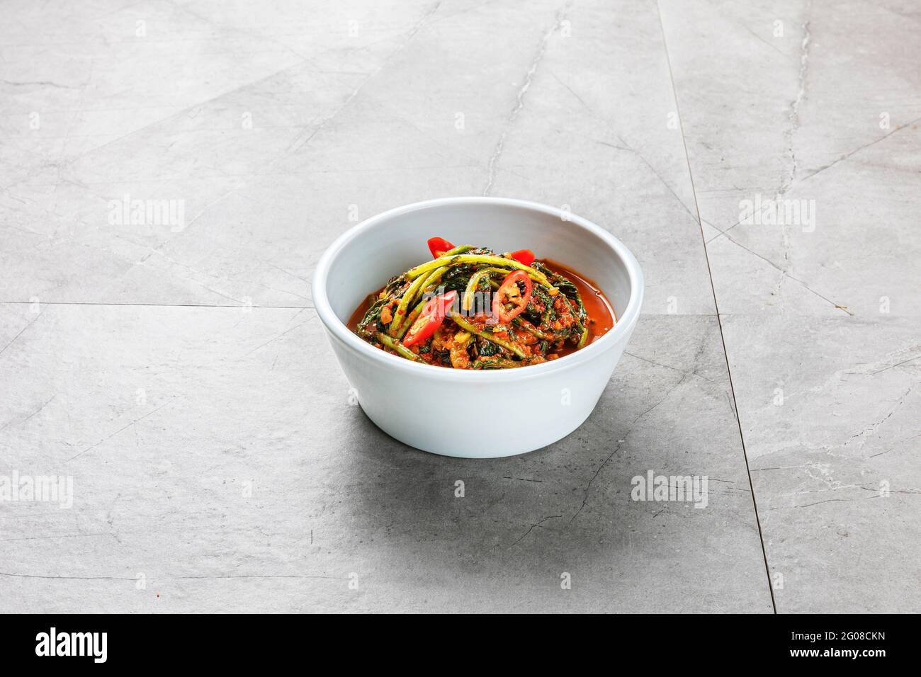 Kimchi dans un plat sur fond gris Banque D'Images