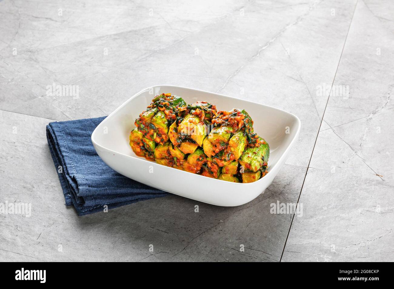Kimchi dans un plat sur fond gris Banque D'Images