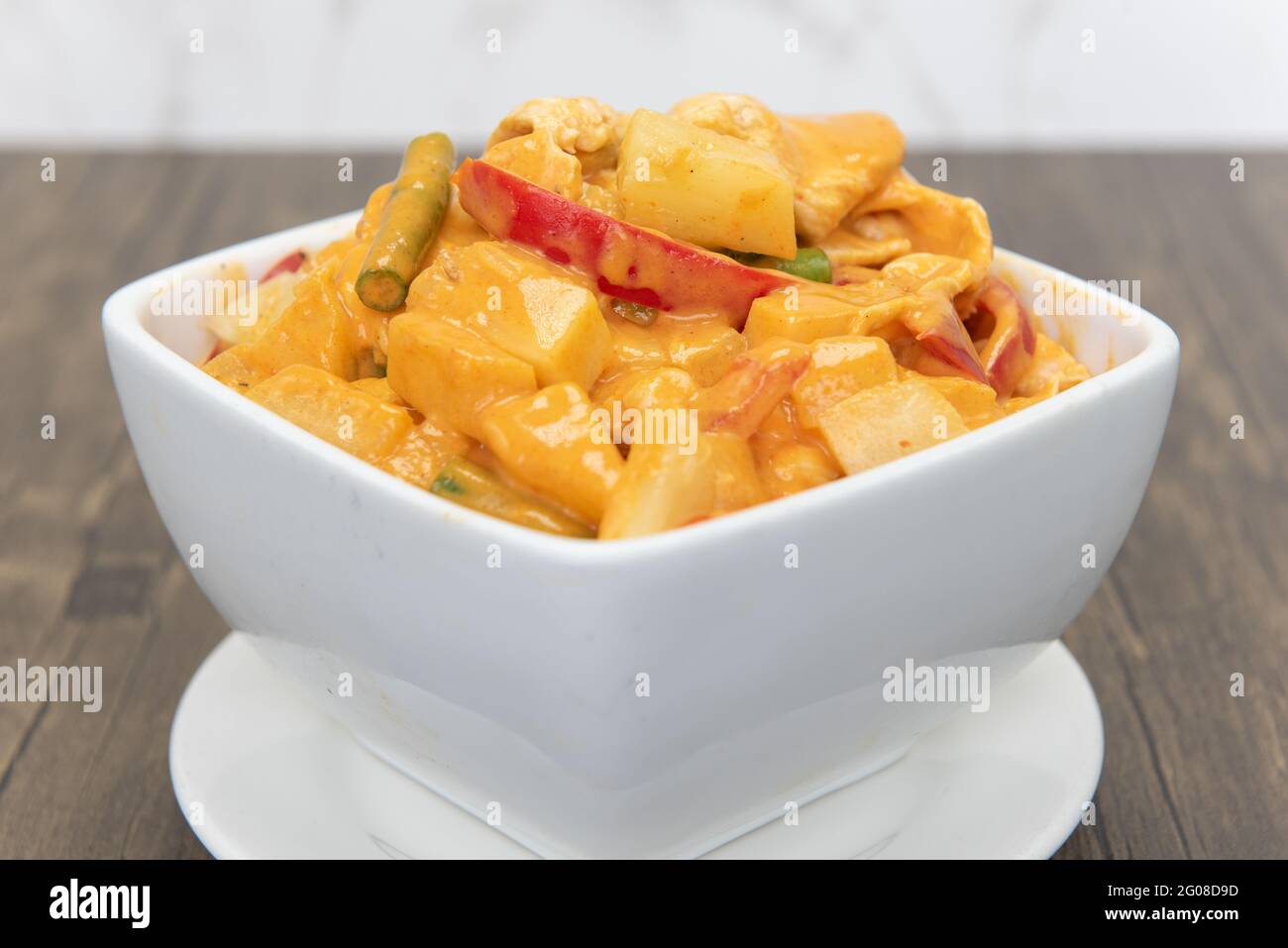 Curry d'ananas servi dans des couleurs vives et présenté magnifiquement dans un bol. Banque D'Images