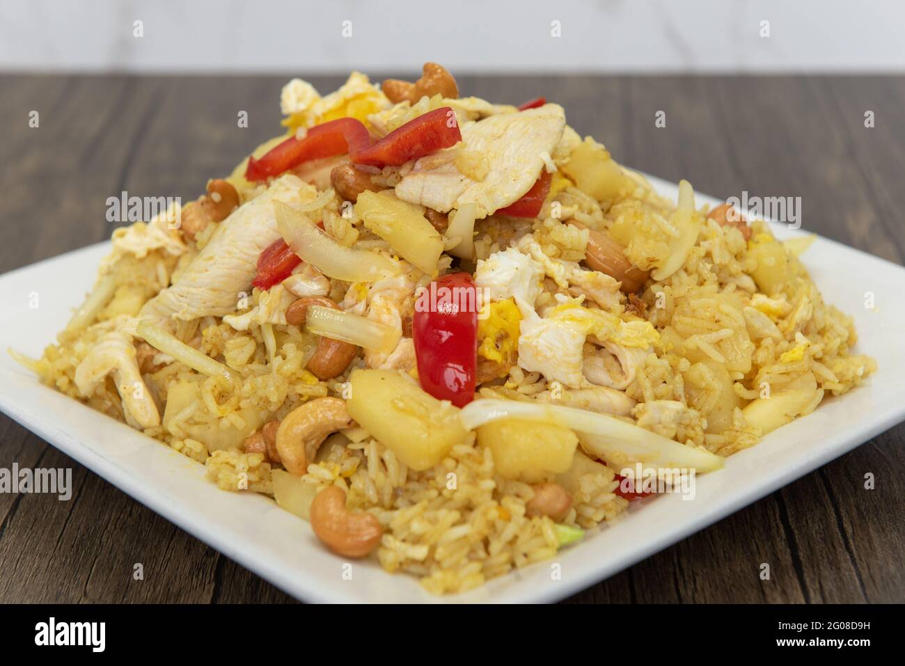 Une énorme pile de riz frit à l'ananas surmontée de viande et de légumes. Une assiette pour combler cette envie épicée. Banque D'Images