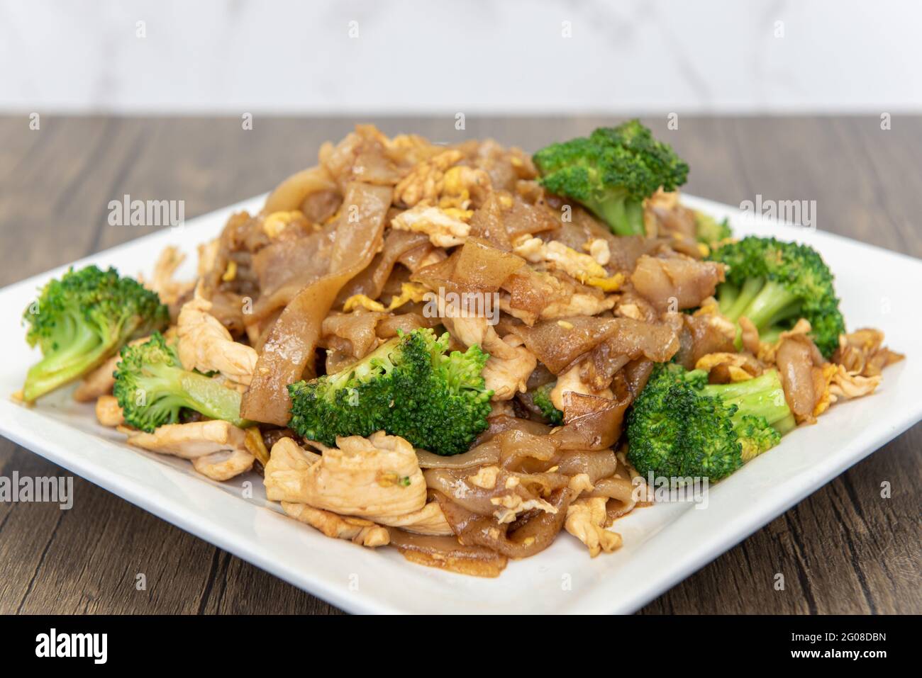 Grande assiette de viande et de légumes sautés dans la cuisine thaï épicée pour que les aliments asiatiques ont envie. Banque D'Images