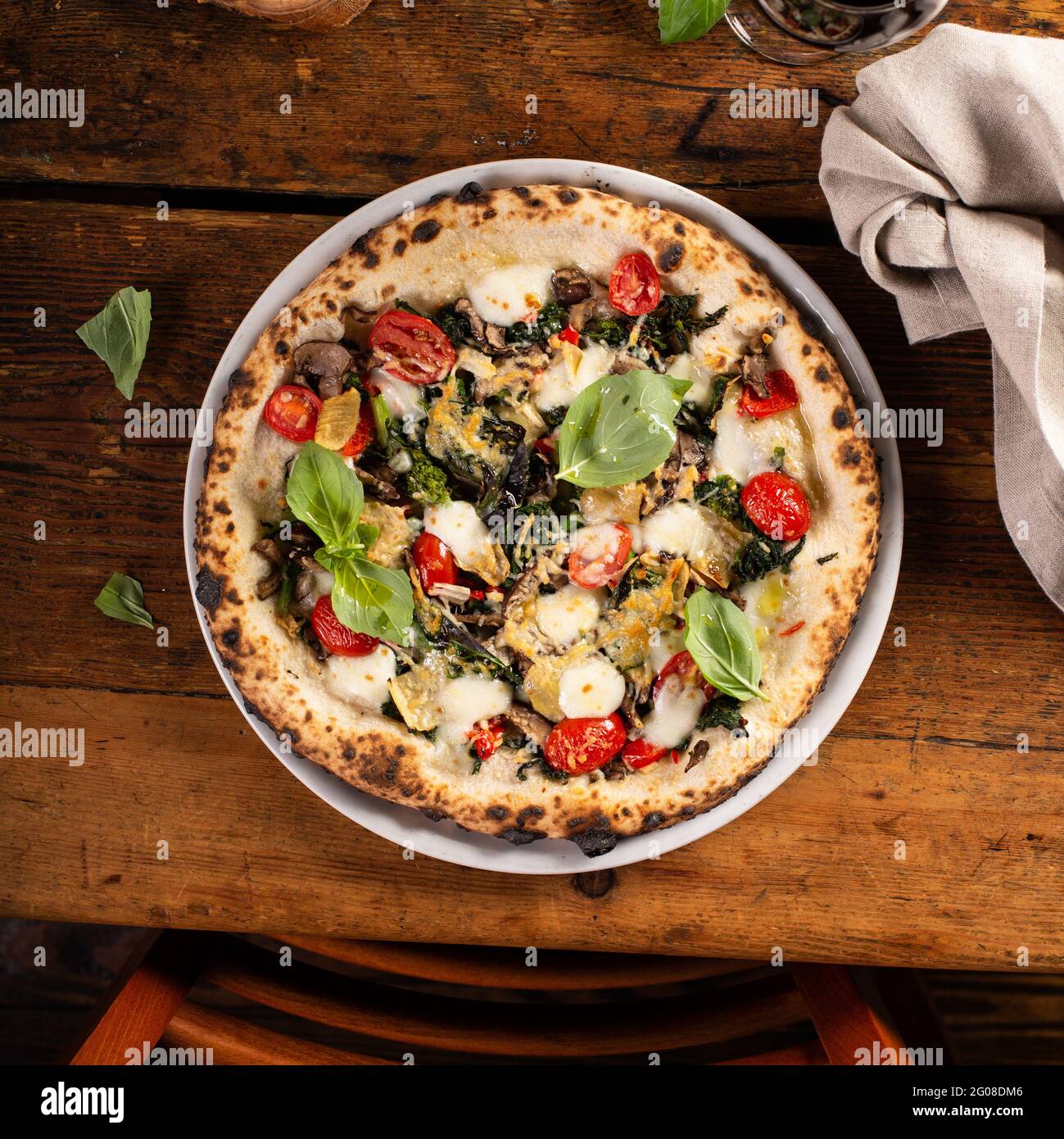 Pizza napolitaine végétarienne fraîchement cuite avec champignons et artichauts Banque D'Images