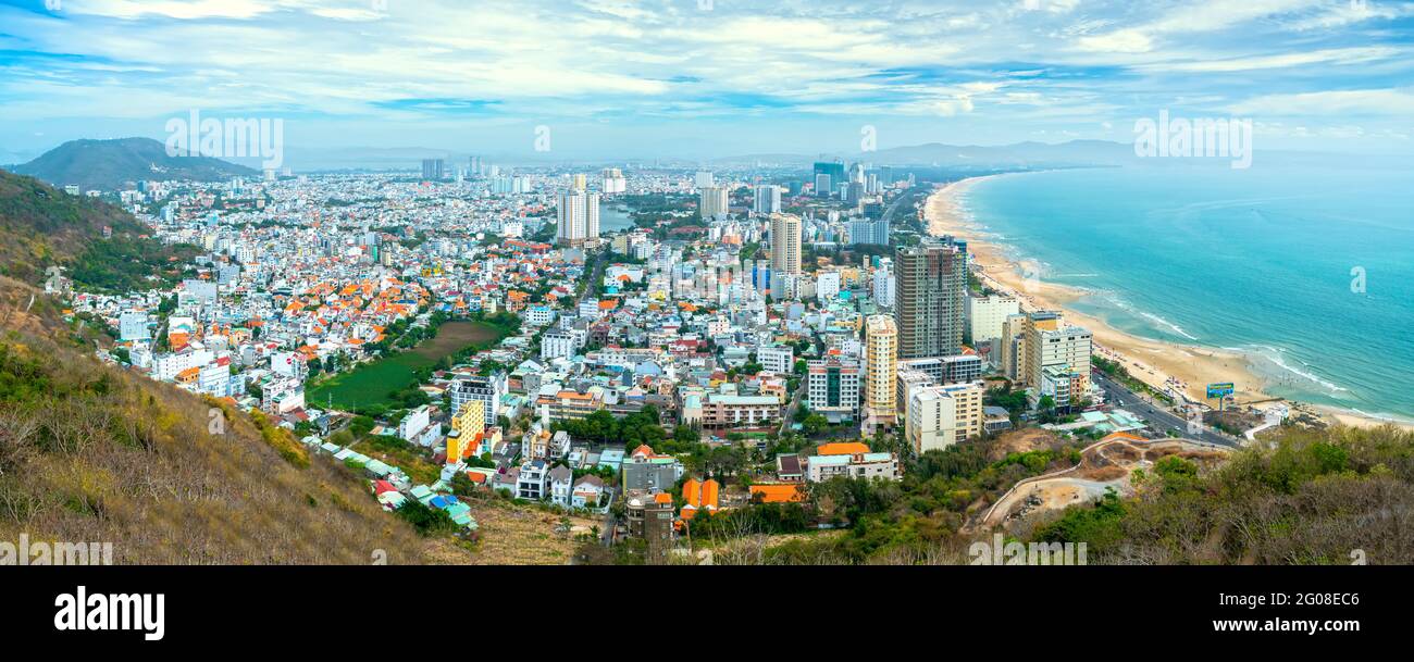 Vue aérienne sur Vung Tau, Vietnam qui est la ville balnéaire populaire. Il y a un petit bâtiment bondé près de la mer et de la montagne. Banque D'Images