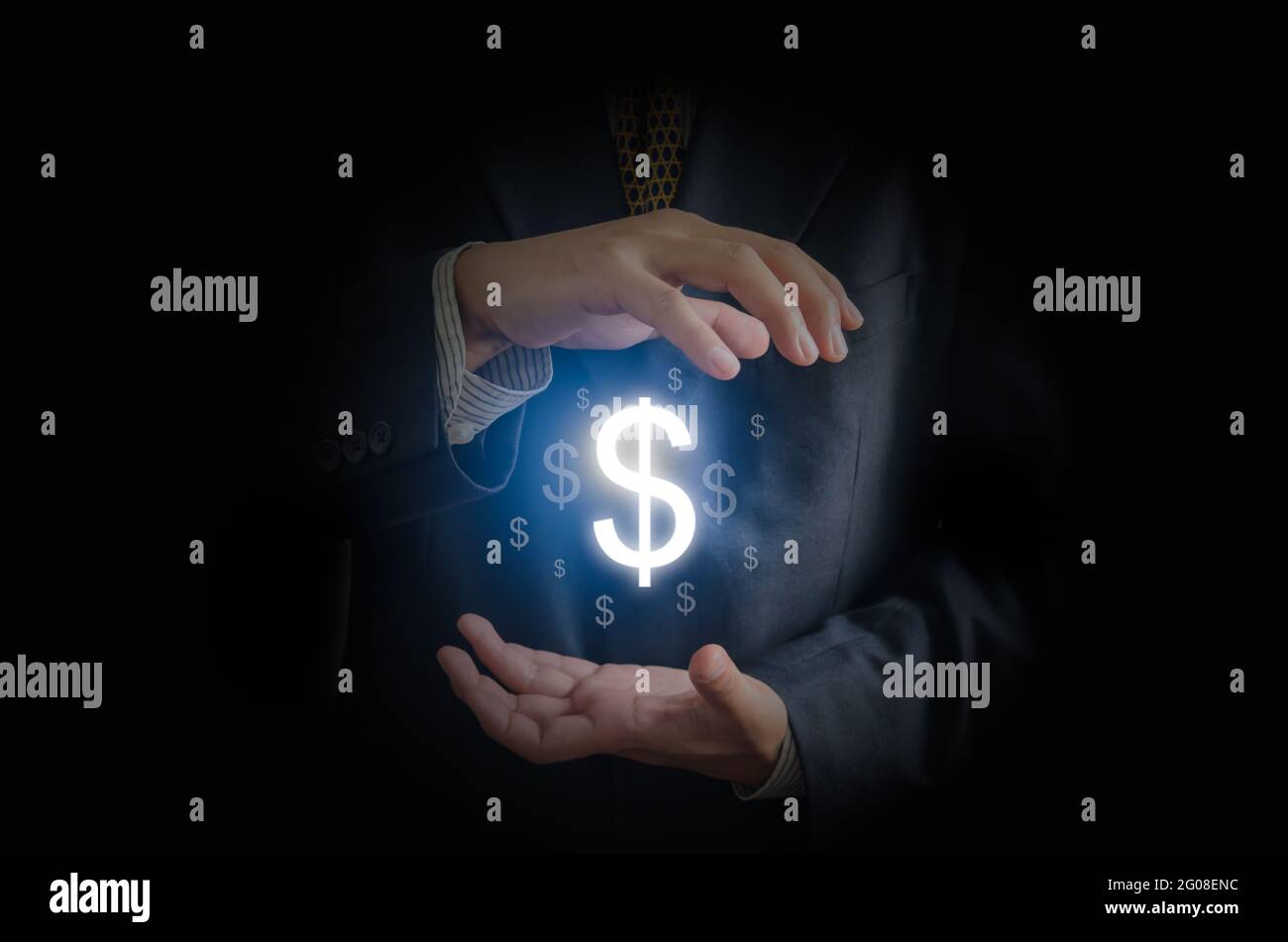 Homme d'affaires main avec symbole d'icône financière dollar sur l'écran virtuel. Concept d'entreprise et marketing numérique de la technologie. Banque D'Images