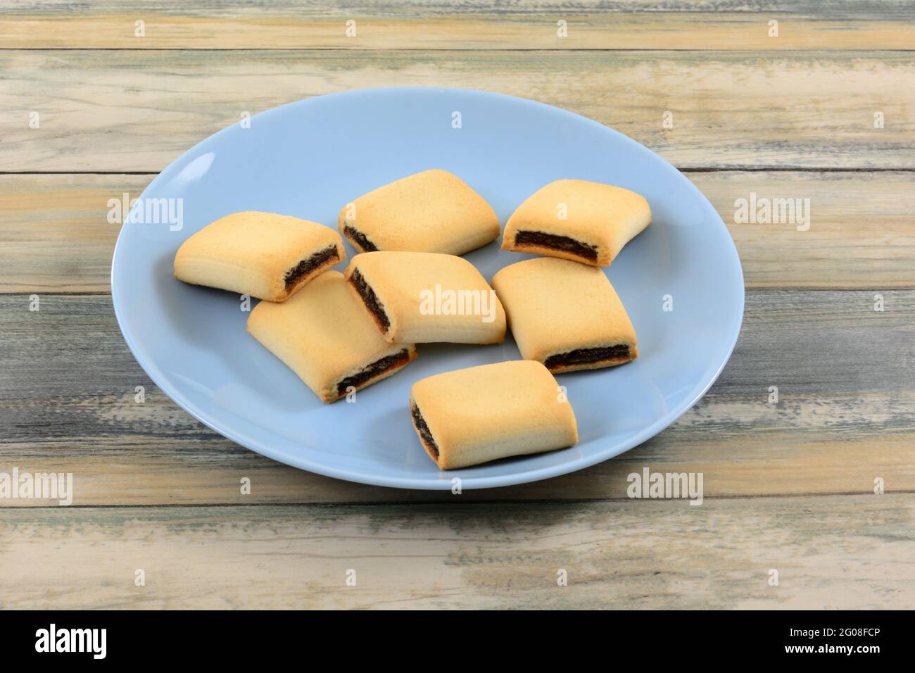 Dattes les biscuits maamoul remplis sur l'assiette bleue de la table Banque D'Images