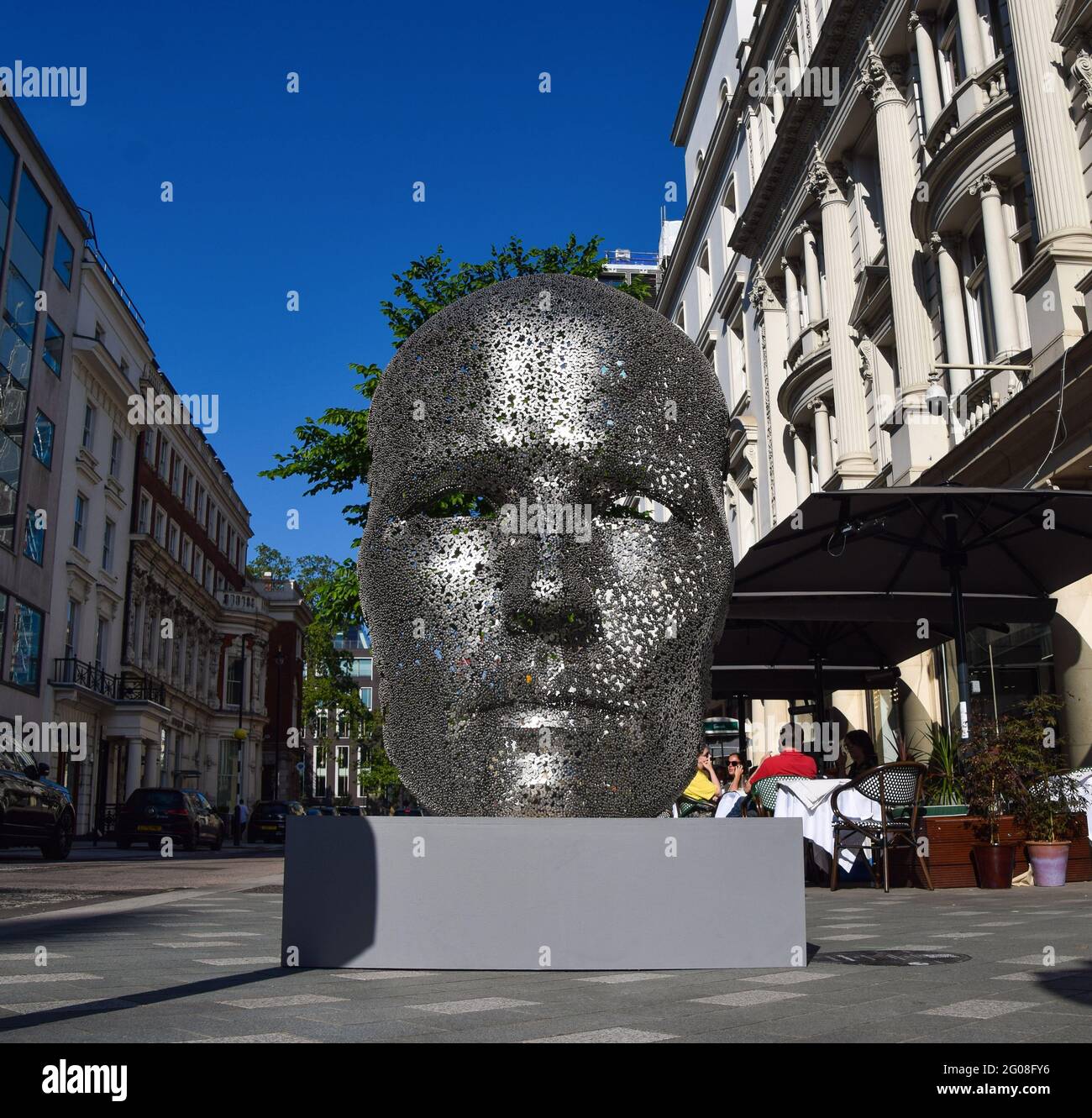 Londres, Royaume-Uni. 1er juin 2021. La sculpture « Méditation 626 » de Seo Young-Deok exposée dans la rue Bond. La sculpture fait partie du Mayfair Sculpture Trail 2021, une exposition en plein air dans le quartier de Mayfair, dans le centre de Londres, qui présente de nouvelles sculptures ainsi que des œuvres d'art publiques permanentes dans la région. Il a lieu du 2 au 27 juin 2021. Crédit : SOPA Images Limited/Alamy Live News Banque D'Images