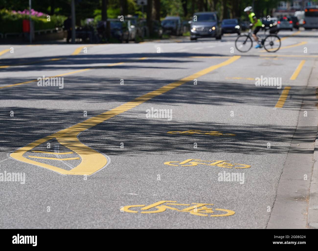 Hambourg, Allemagne. 31 mai 2021. Un cycliste traverse la nouvelle piste cyclable de la Hallerstrasse. Le 03.06.2021 est la Journée mondiale du vélo. (À dpa: 'Le vélo à travers la ville: Idées fausses populaires') Credit: Marcus Brandt/dpa/Alamy Live News Banque D'Images