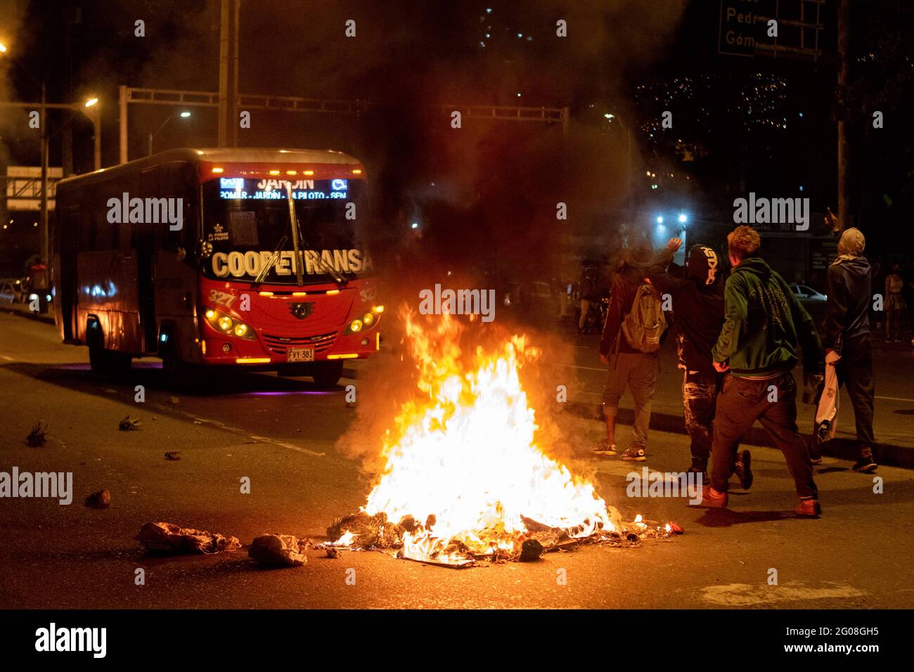 Medellin, Antioquia, Colombie. 31 mai 2021. Les manifestants tiennent un bus de transport en commun loin de la manifestation alors qu'un groupe de manifestants à capuchon se heurtaient à des affrontements avec la police anti-émeute de Colombie (ESMAD) à Medellin, Colombie lors des manifestations anti-gouvernementales en cours contre la réforme fiscale et sanitaire du président Ivan Duque et les brutalités et troubles de la police qui ont fait au moins 70 morts au cours du mois dernier, à Medellin, en Colombie, le 31 mai 2021. Crédit : Miyer Juana/LongVisual/ZUMA Wire/Alay Live News Banque D'Images