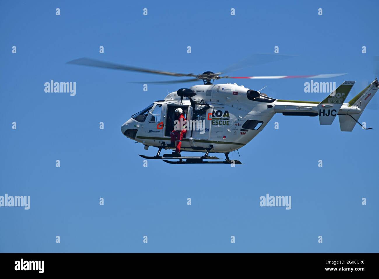 GREYMOUTH (NOUVELLE-ZÉLANDE), le 15 JANVIER 2021 : un hélicoptère de sauvetage et un équipage exercent des opérations de sauvetage à l'aéroport de Greymouth Banque D'Images