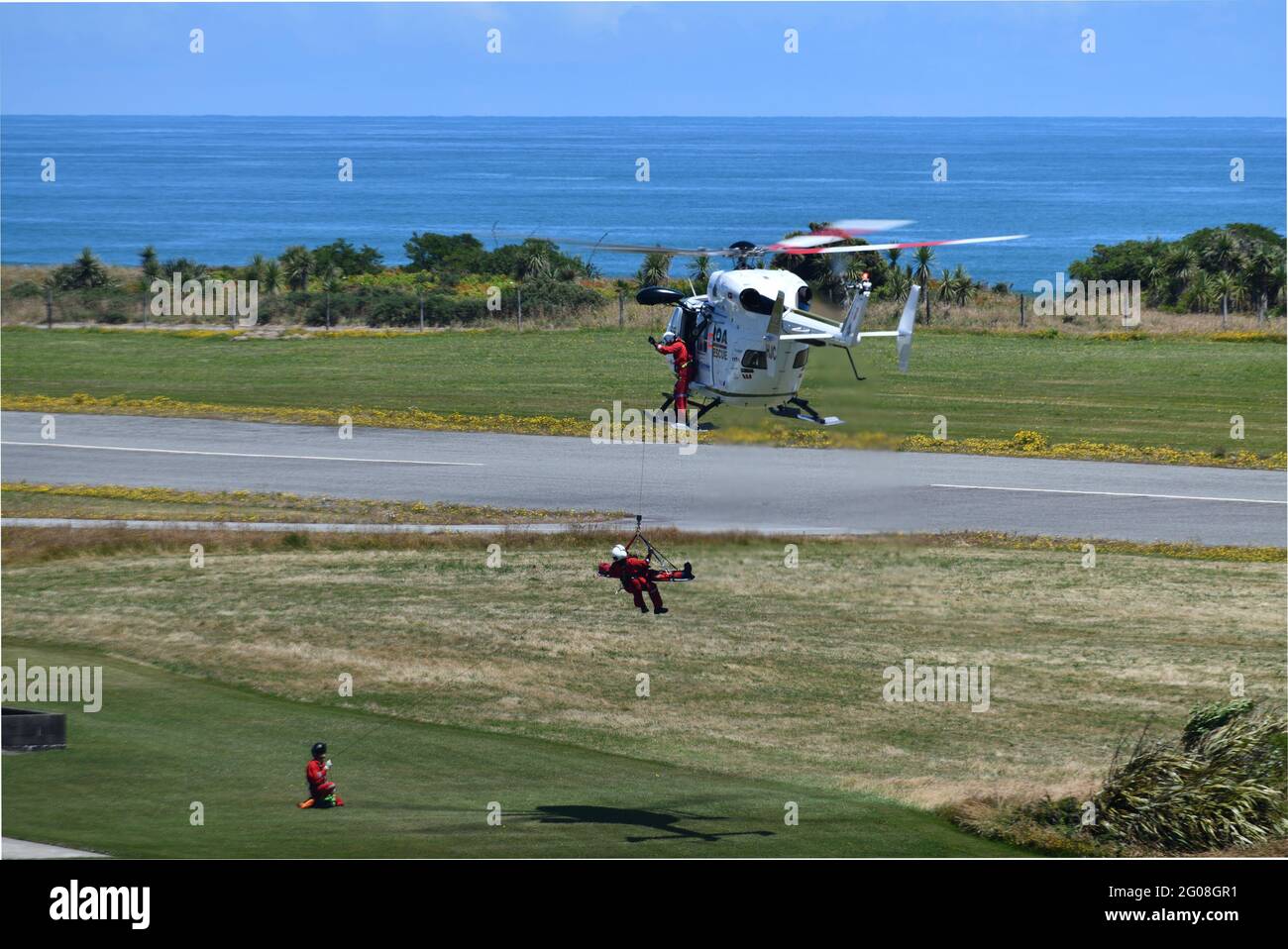 GREYMOUTH (NOUVELLE-ZÉLANDE), le 15 JANVIER 2021 : un hélicoptère de sauvetage et un équipage exercent des opérations de sauvetage à l'aéroport de Greymouth Banque D'Images