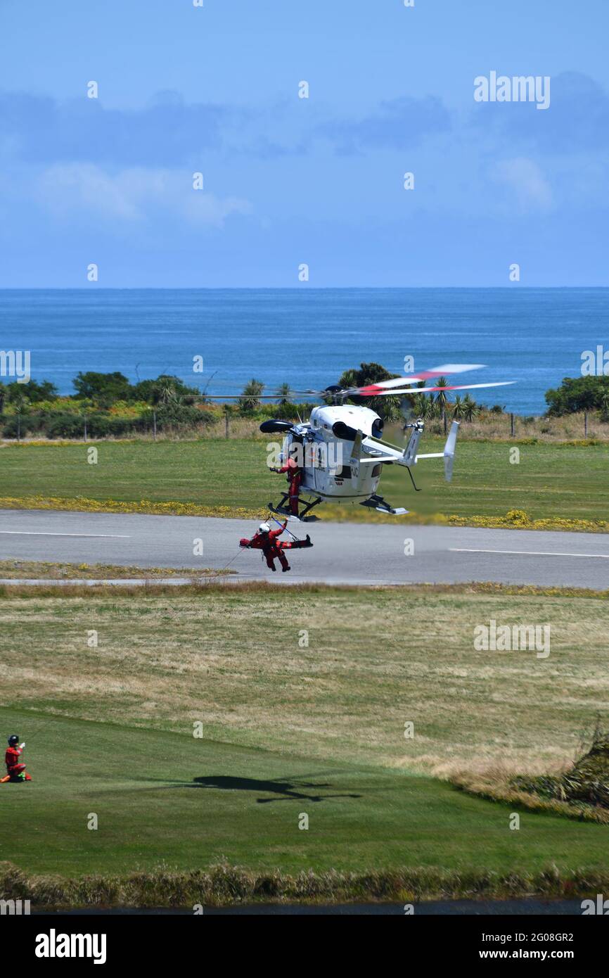 GREYMOUTH (NOUVELLE-ZÉLANDE), le 15 JANVIER 2021 : un hélicoptère de sauvetage et un équipage exercent des opérations de sauvetage à l'aéroport de Greymouth Banque D'Images