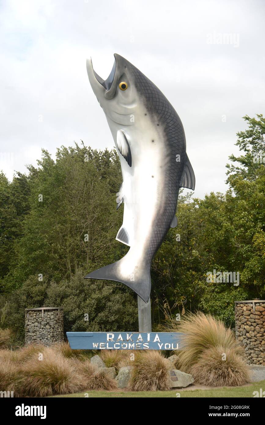 La célèbre statue de truite de Rakaia, Nouvelle-Zélande, accueille les pêcheurs de la rivière Rakaia voisine Banque D'Images