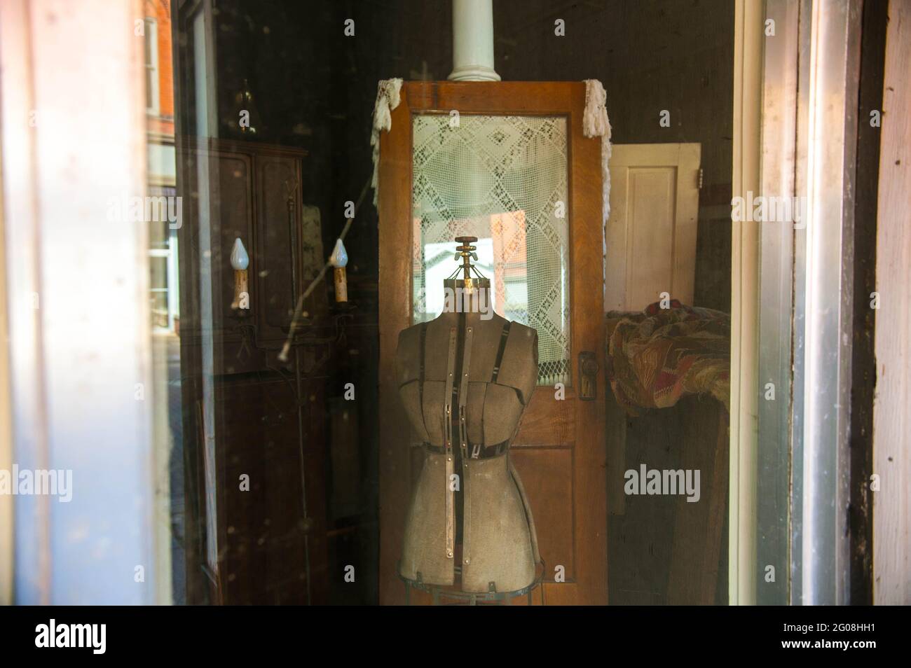 Mannequin antique dans une fenêtre Banque D'Images