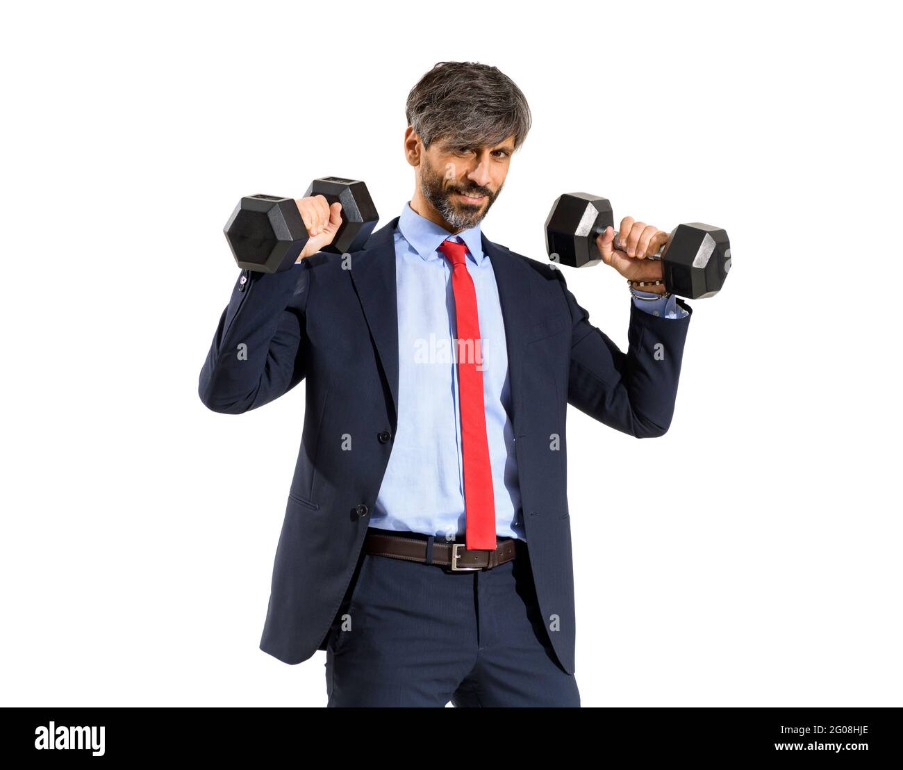 Homme d'affaires élégant en costume de sport avec des poids de gym levant deux haltères avec un sourire dans un concept de vie active sain isolé Banque D'Images