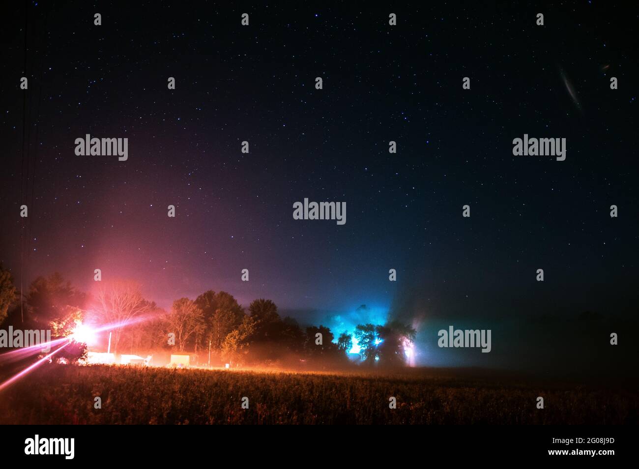 Pollution légère sur un champ de fermier la nuit Banque D'Images