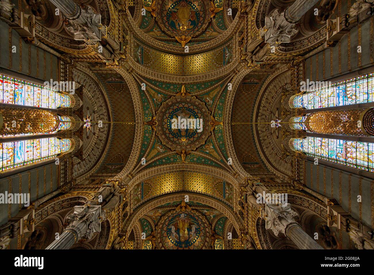 PLAFOND DE LA NEF DE LA BASILIQUE NOTRE-DAME DE FOURVIÈRE, FOURVIÈRE, LYON, RHÔNE (69) FRANCE Banque D'Images