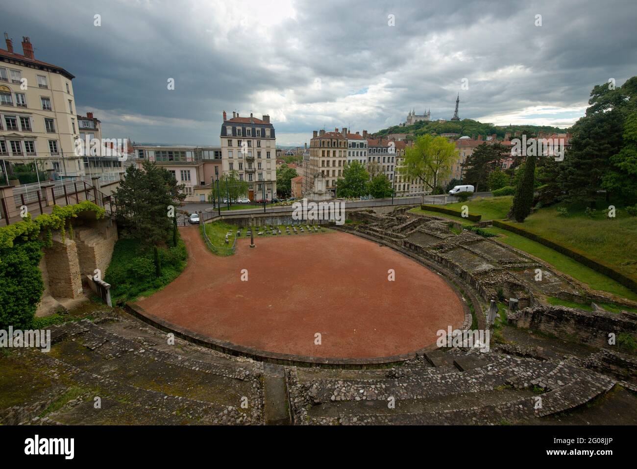 AMPHITHÉÂTRE TROIS GAULES ET FOURVI?RE EN ARRIÈRE-PLAN, LA CROIX-ROUSSE, LYON, RHÔNE (69) Banque D'Images