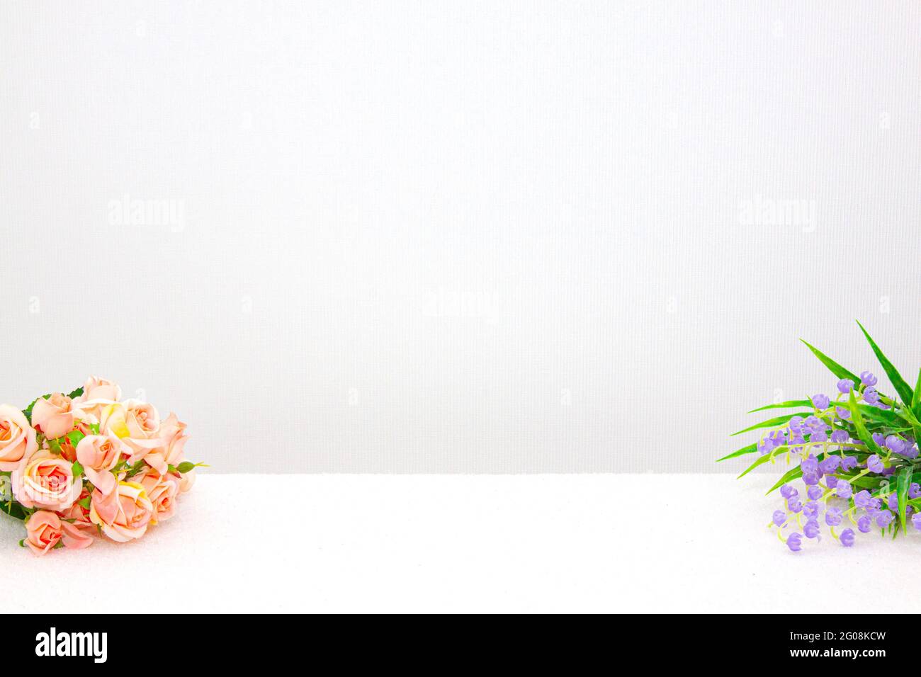 Fleurs sur la table Banque D'Images