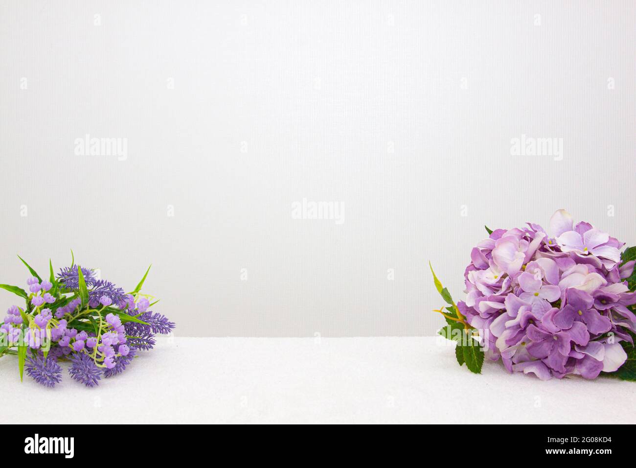Fleurs sur la table Banque D'Images