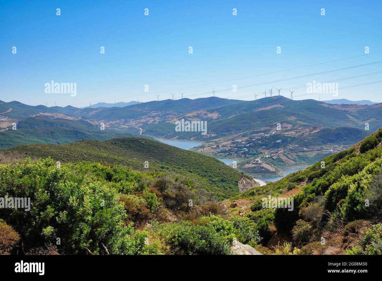 Paysage pittoresque de chaînes de montagnes avec une rivière qui coule en dessous Banque D'Images