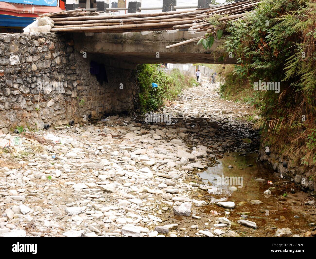 L'eau du canal du ruisseau et du réservoir d'irrigation s'est évaporée perdue pendant la saison sèche de la sécheresse à la campagne rurale village de vallée de colline dans la ville de Pokhara de Gandak Banque D'Images