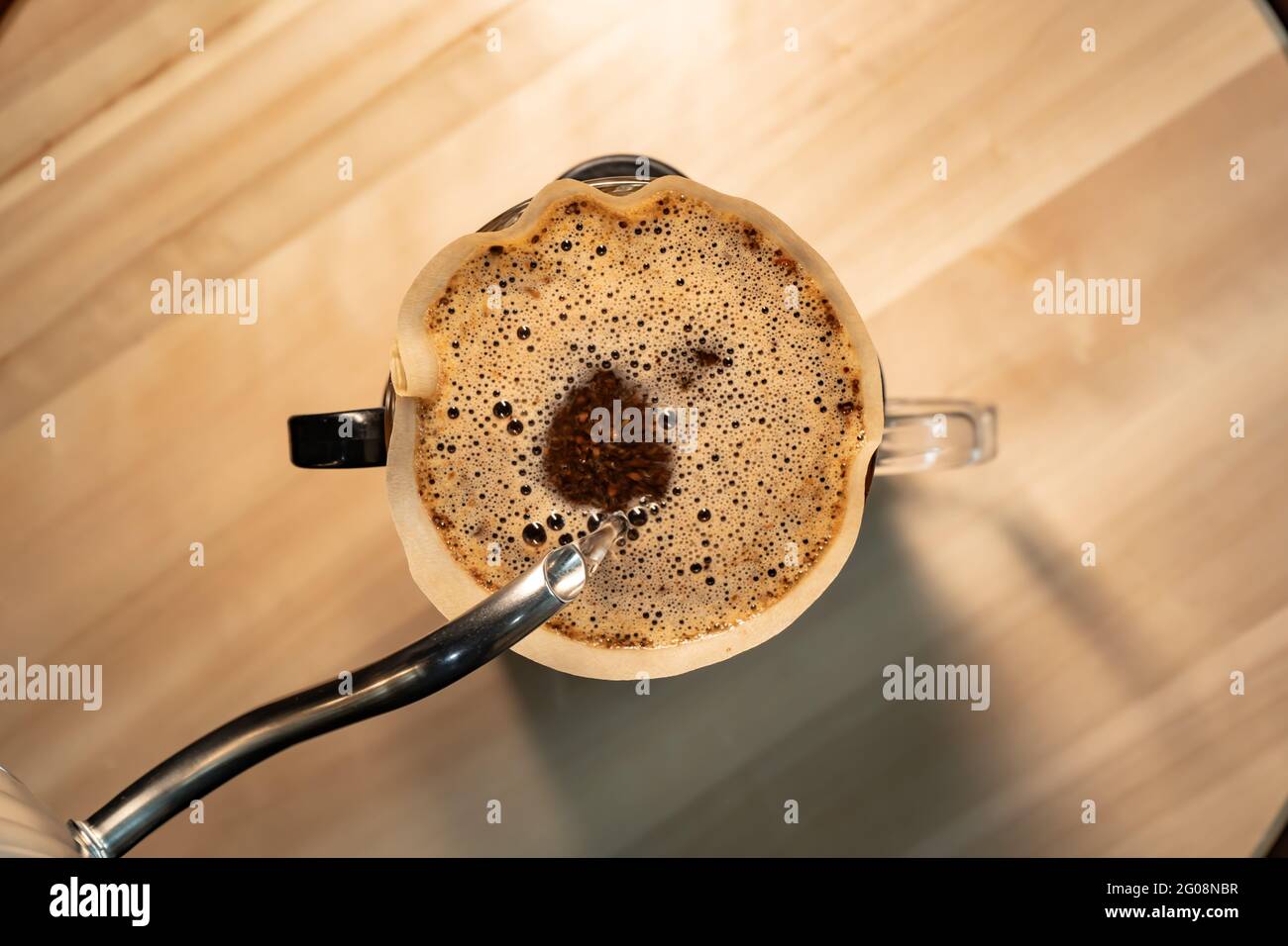 Préparation du café avec la méthode de versement depuis la vue ci-dessus Banque D'Images