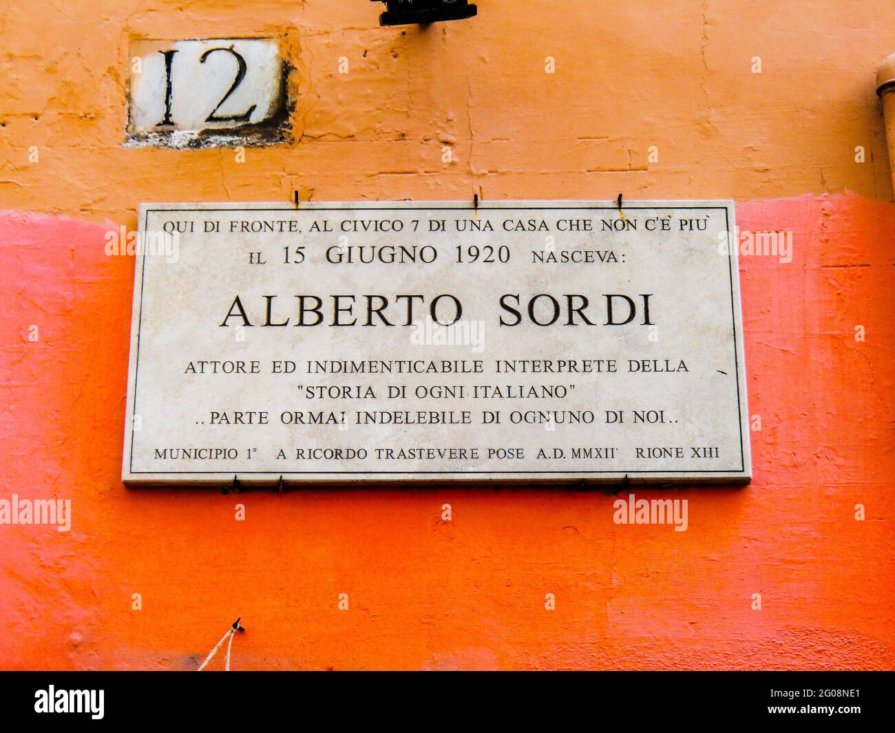 Plaque commémorative dans la rue de Trastevere où est né l'acteur ALBERTO SORDI à Rome. Parmi les acteurs les plus importants de l'esprit de cinéma italien Banque D'Images