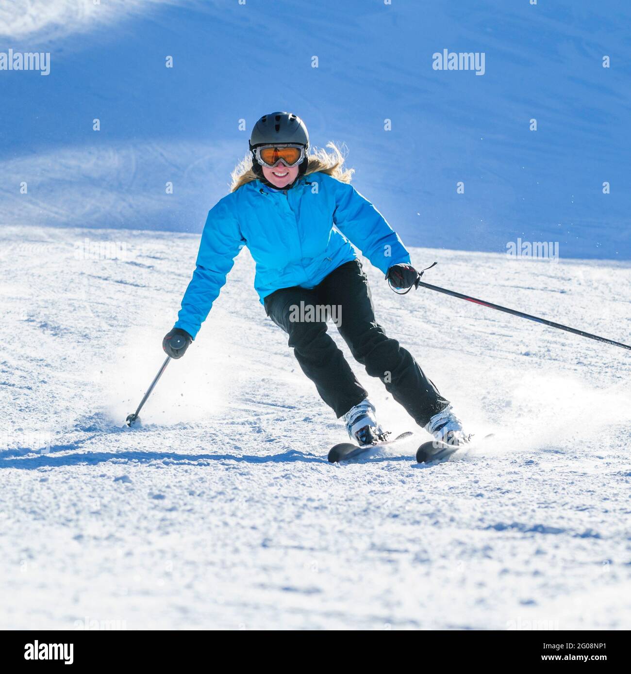 Jeune femme ski sur piste Banque D'Images