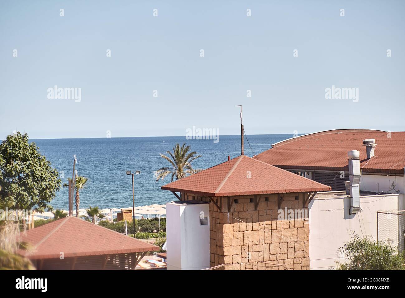 Première ligne. Vue de la terrasse à la mer par une belle journée ensoleillée. Concept de vacances d'été. Photo de haute qualité Banque D'Images