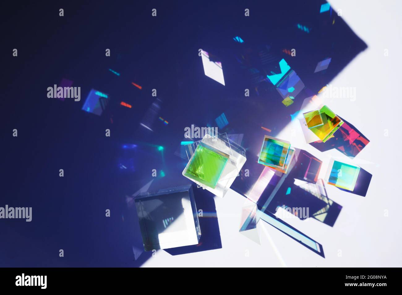 Arrière-plan abstrait avec des figures géométriques en verre prismes avec diffraction de la lumière des couleurs du spectre et réflexion complexe. Banque D'Images